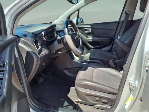 Used 2022 Chevrolet Trax LT w/ LT Convenience Package AWD/4WD image 17