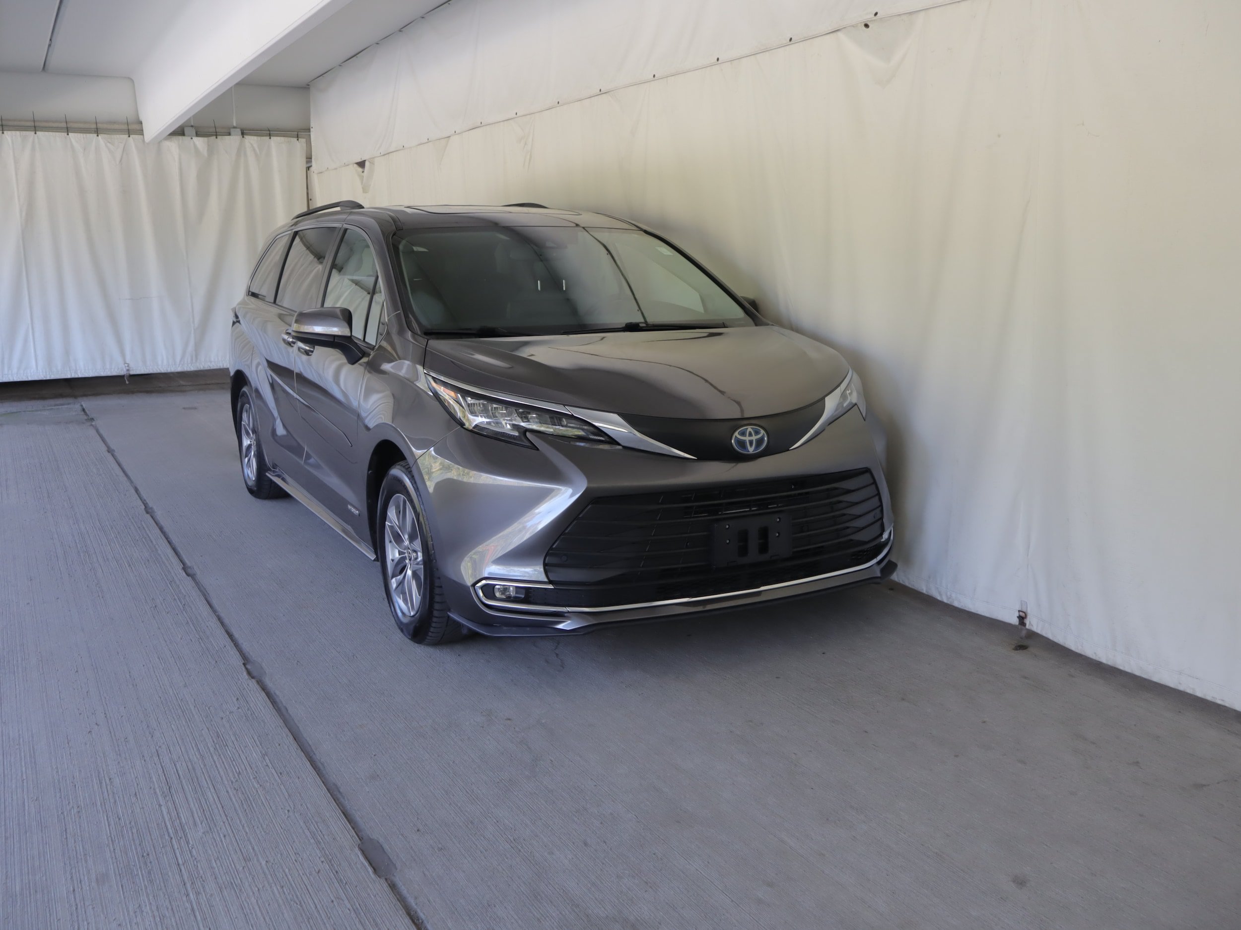 Used 2021 Toyota Sienna XLE w/ XLE Plus Package AWD/4WD image 1