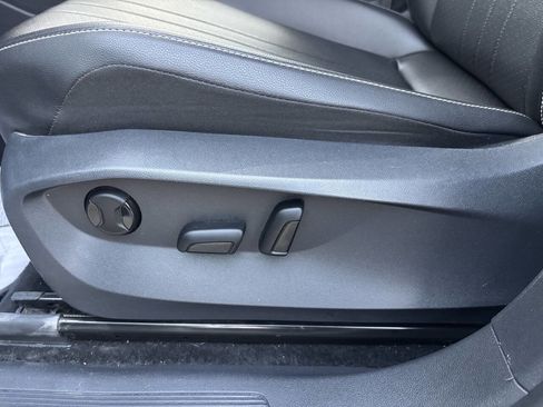 Used 2024 Volkswagen Tiguan SE image 19