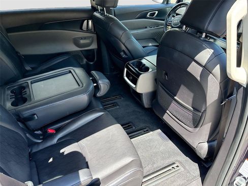 Used 2025 Kia Carnival FWD image 29