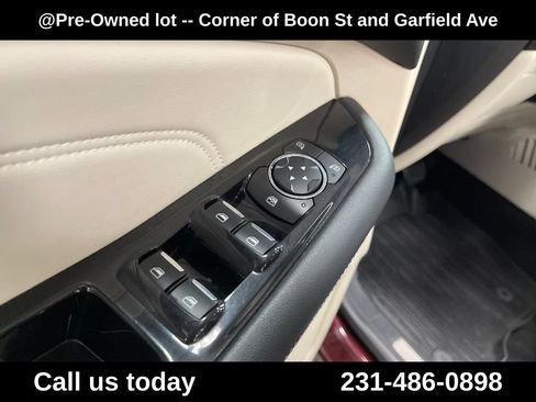 Used 2018 Ford Edge Titanium w/ Equipment Group 302A AWD/4WD image 16
