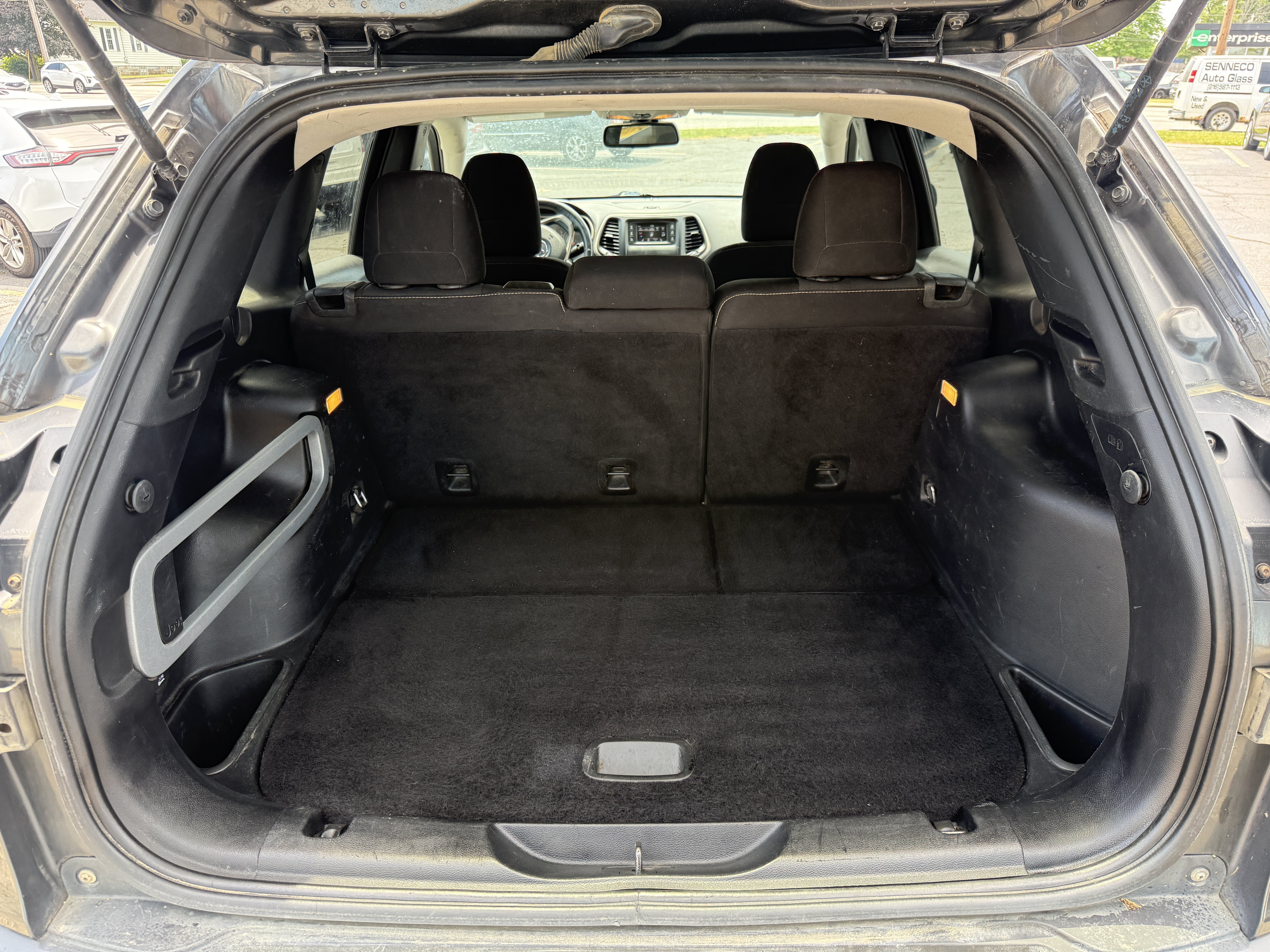 Used 2015 Jeep Cherokee Latitude w/ Cold Weather Group AWD/4WD image 34