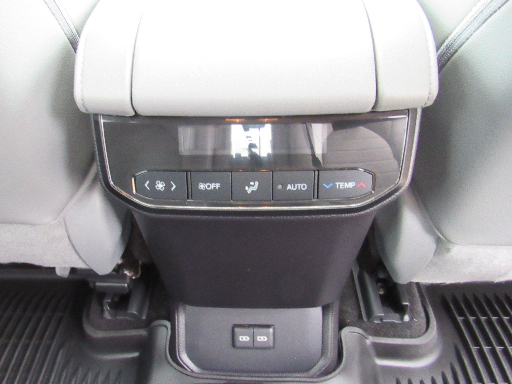 Used 2023 Toyota Highlander XLE AWD/4WD image 36