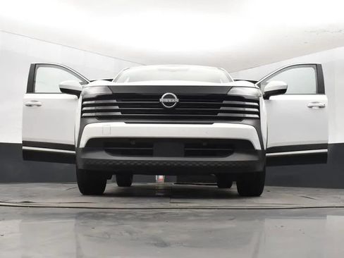 Used 2025 Nissan Kicks SV AWD/4WD image 11