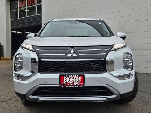 New 2025 Mitsubishi Outlander SE image 2