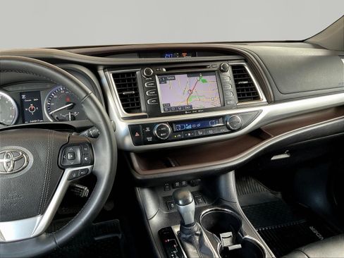 Used 2017 Toyota Highlander XLE AWD/4WD image 9