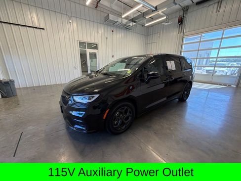 Used 2022 Chrysler Pacifica Touring-L w/ Uconnect Theater Family Group FWD image 10