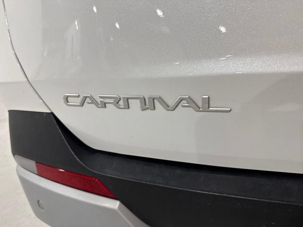 Used 2025 Kia Carnival FWD image 35