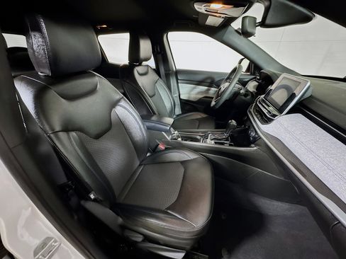 Used 2025 Jeep Compass Latitude image 25