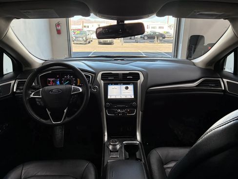 Used 2017 Ford Fusion SE w/ Fusion SE Technology Package FWD image 14