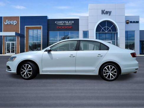 Used 2017 Volkswagen Jetta SE FWD image 2