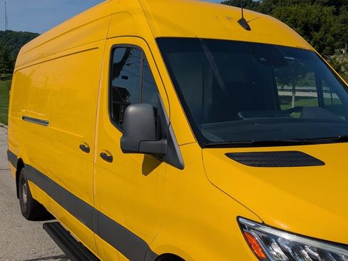 Used 2021 Mercedes-Benz Sprinter 2500 w/ Acoustic Package image 11
