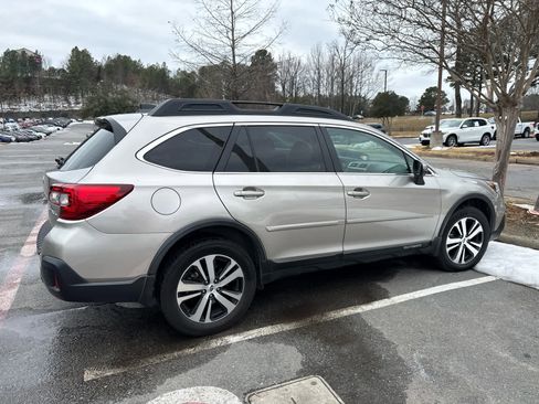 Used 2018 Subaru Outback 2.5i Limited image 2