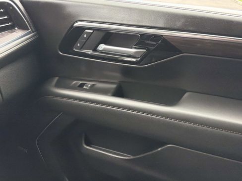 Used 2025 Chevrolet Suburban Premier RWD image 21