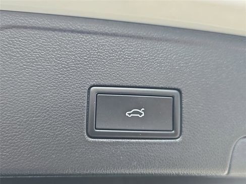 Used 2025 Volkswagen Atlas Cross Sport SE image 27