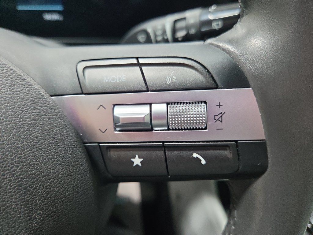 Used 2025 Hyundai Kona SEL AWD/4WD image 32