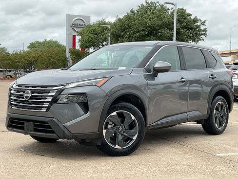 Used 2025 Nissan Rogue SV image 2