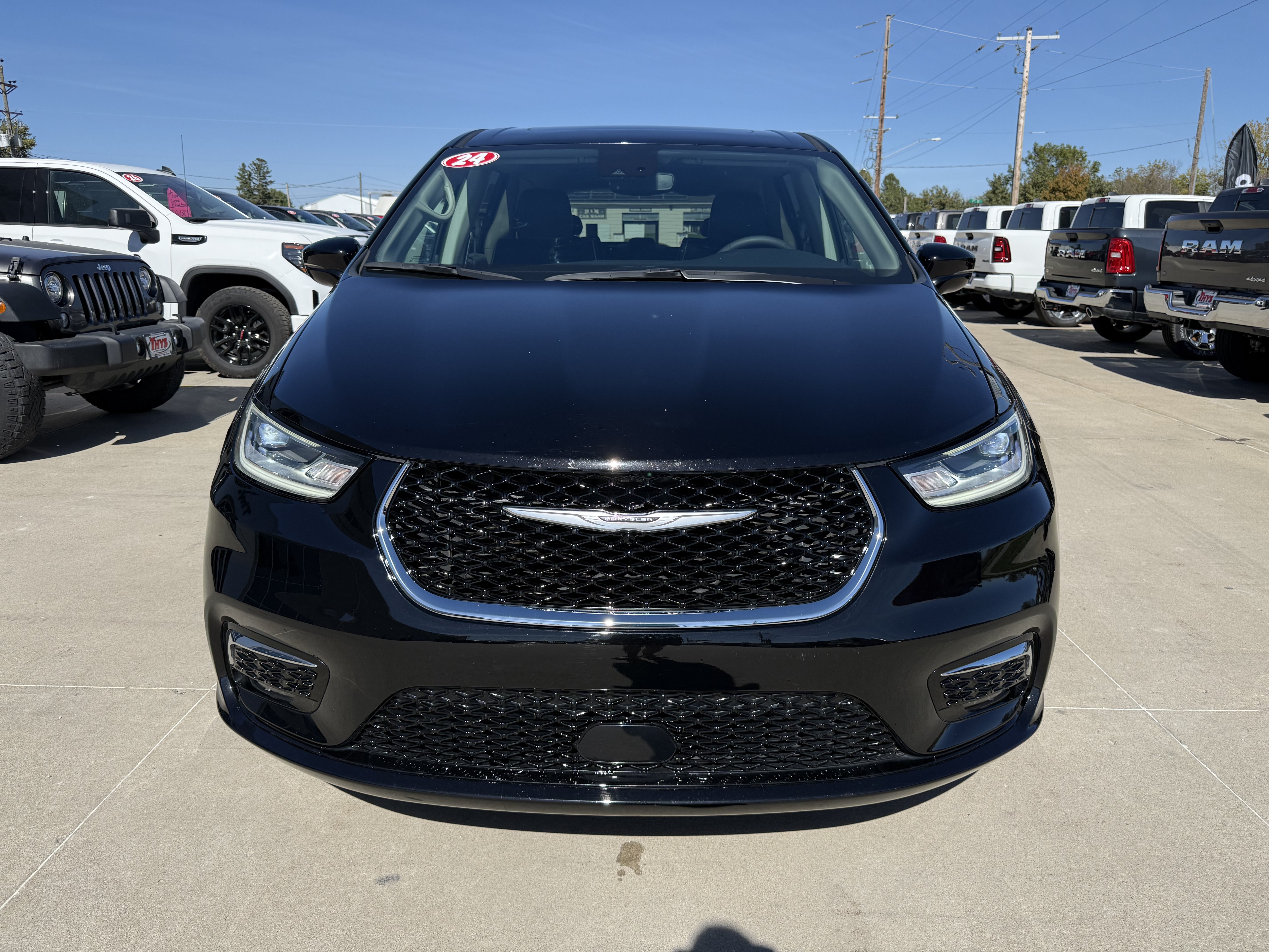 Used 2024 Chrysler Pacifica Limited w/ Trailer Tow Group FWD image 35
