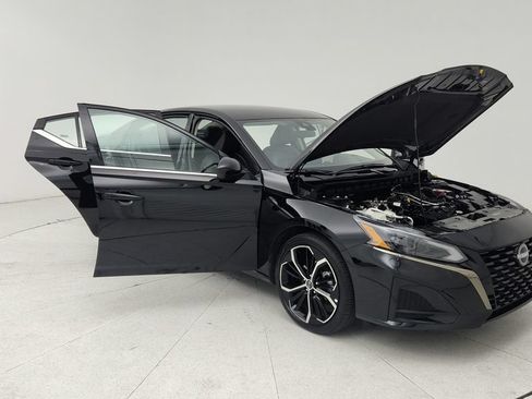 Used 2025 Nissan Altima 2.5 SR FWD image 9