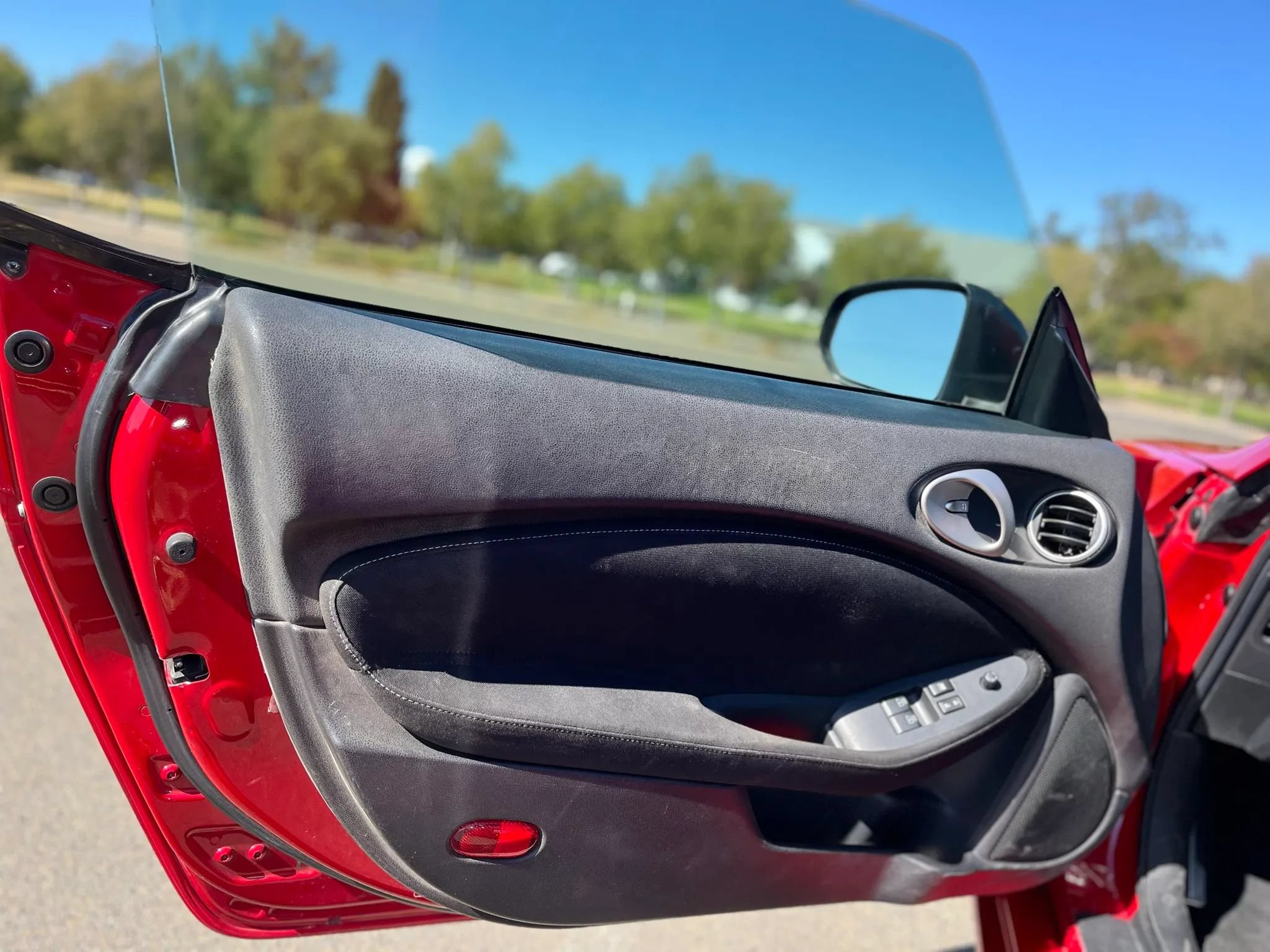 Used 2015 Nissan 370Z Coupe RWD image 9