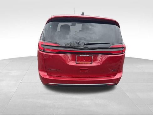 New 2026 Chrysler Pacifica Select image 4