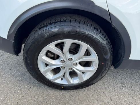 Used 2019 Land Rover Discovery SE AWD/4WD image 11