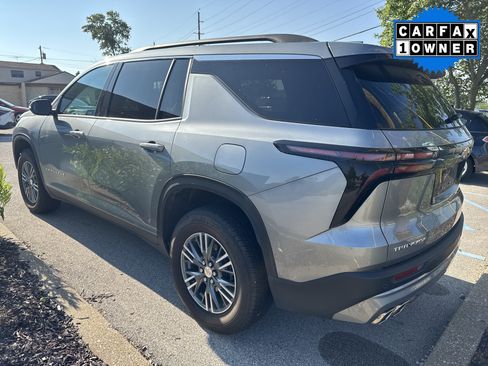 Used 2025 Chevrolet Traverse LT FWD image 3
