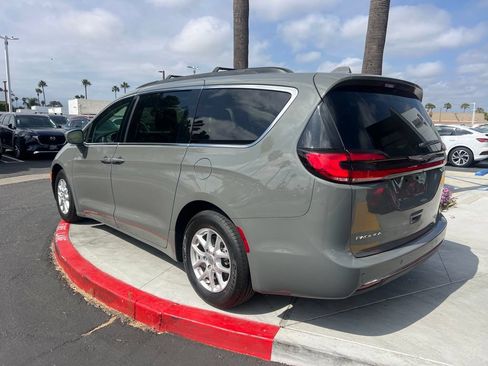 Used 2022 Chrysler Pacifica Touring-L FWD image 3