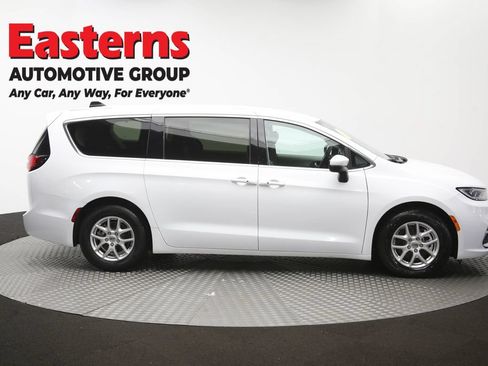 Used 2023 Chrysler Pacifica Touring-L FWD image 46