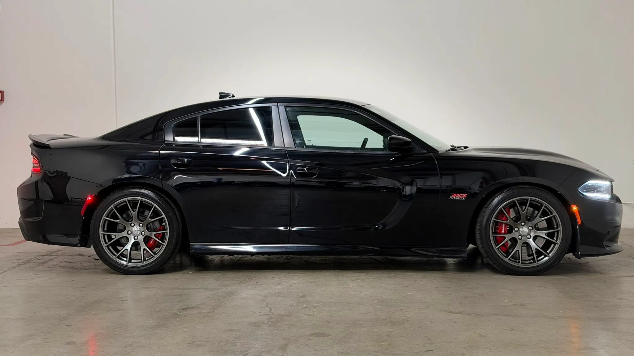 Used 2015 Dodge Charger SRT w/ Harman/Kardon Audio Group RWD image 5