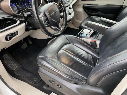 Used 2017 Chrysler Pacifica Touring-L image 12