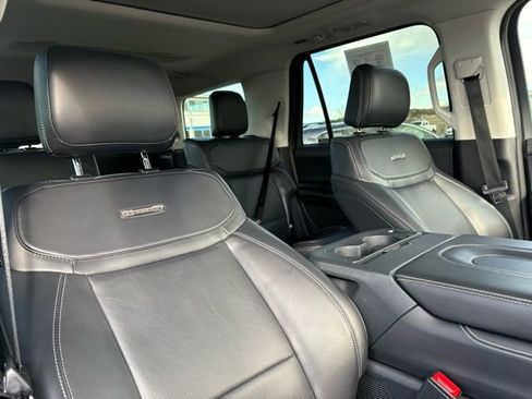 Used 2025 Ford Expedition Platinum image 27