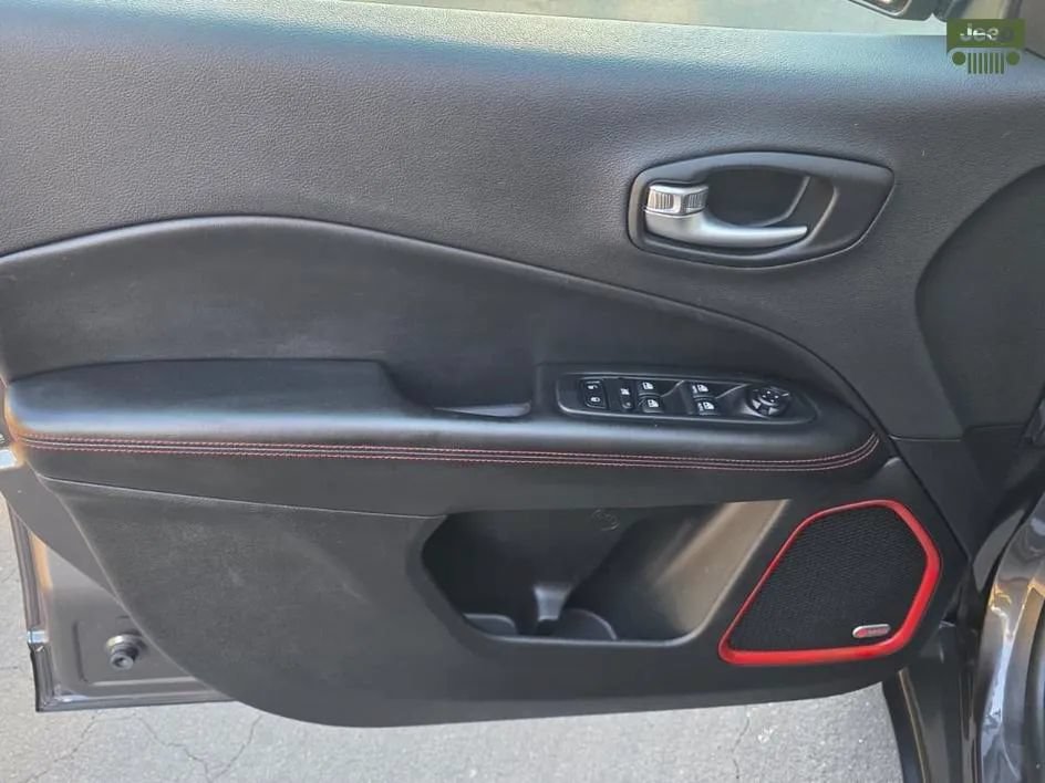 Used 2018 Jeep Compass Trailhawk w/ Leather Interior Group AWD/4WD image 18