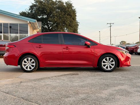 Used 2021 Toyota Corolla LE image 2