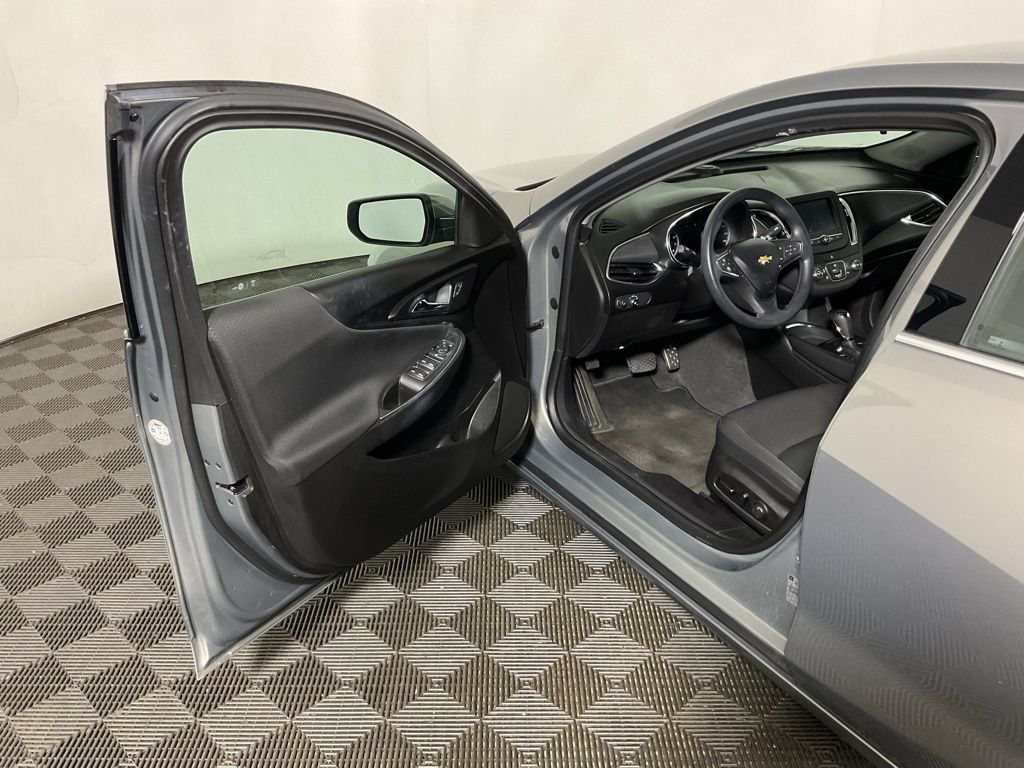 Used 2017 Chevrolet Malibu LT FWD image 17