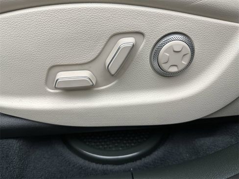 Used 2025 Genesis GV80 2.5T Standard image 12