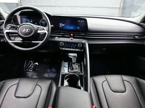 Certified 2025 Hyundai Elantra Limited image 17