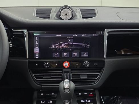 Certified 2025 Porsche Macan AWD/4WD image 16