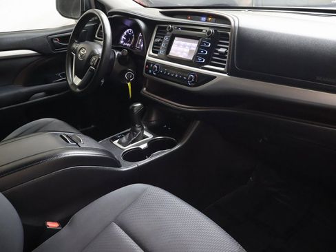 Used 2017 Toyota Highlander LE image 11