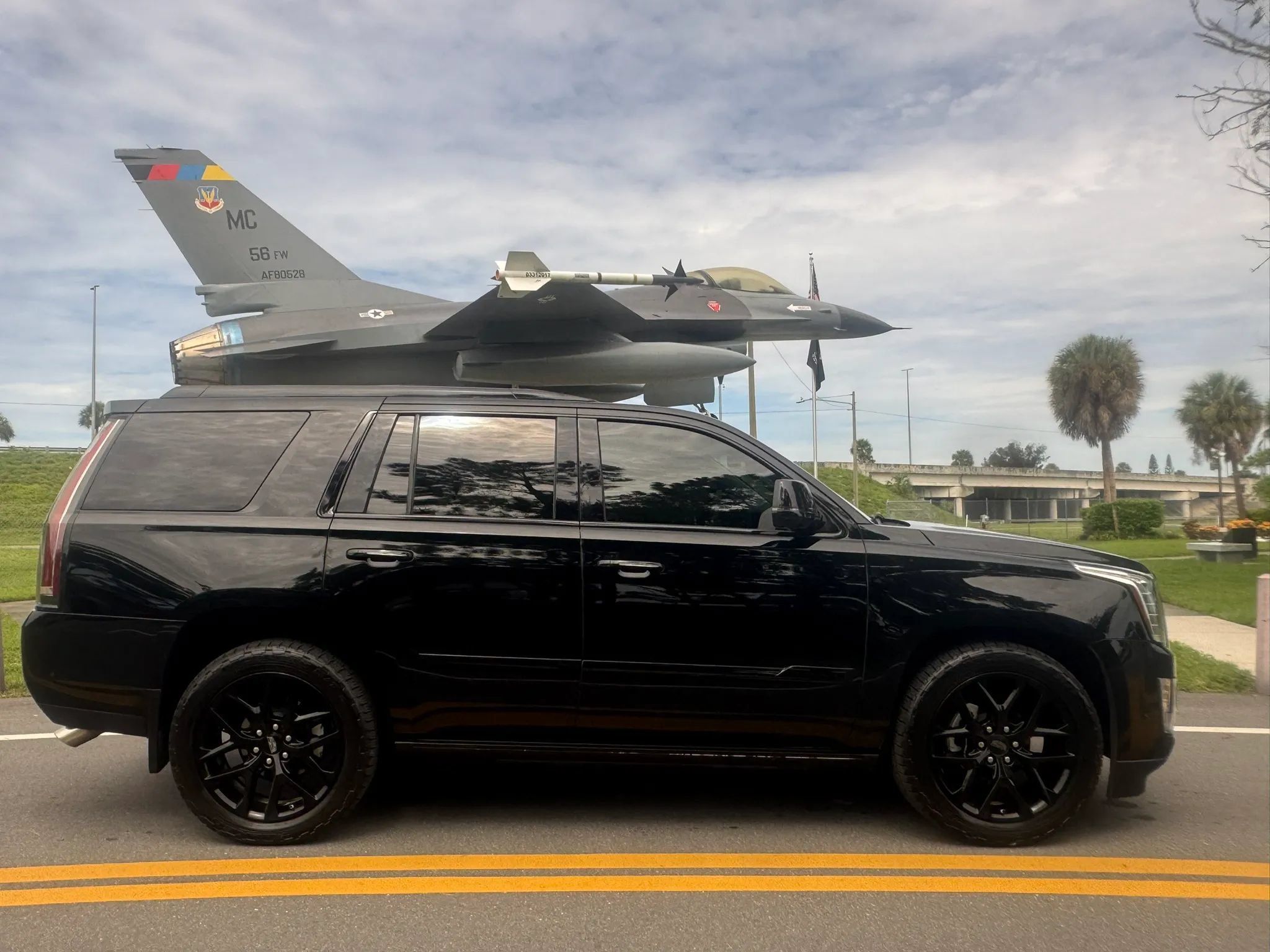 Used 2018 Cadillac Escalade Premium Luxury RWD image 1