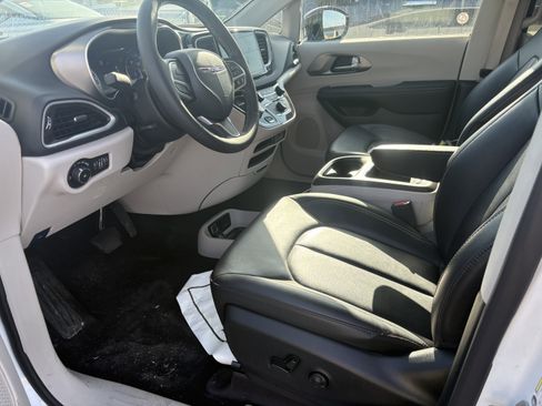 Used 2024 Chrysler Pacifica Touring-L image 6