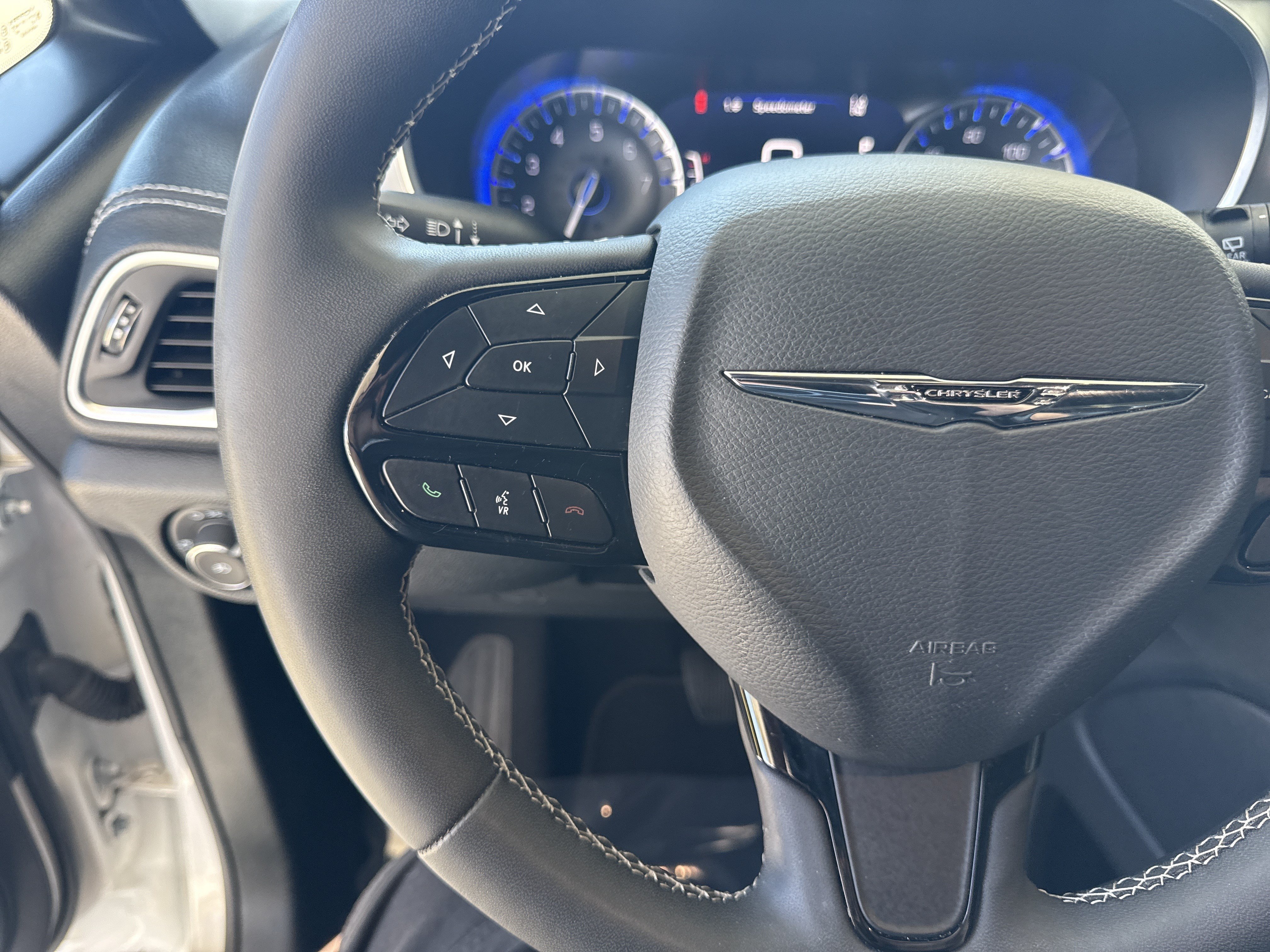 Used 2025 Chrysler Pacifica Limited FWD image 18