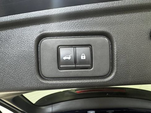 Used 2025 Nissan Pathfinder SV AWD/4WD image 37