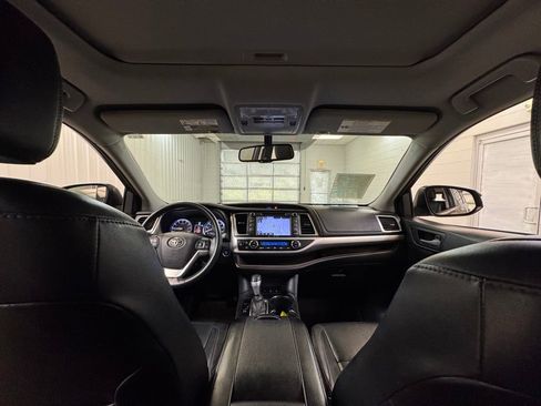 Used 2016 Toyota Highlander XLE AWD/4WD image 18