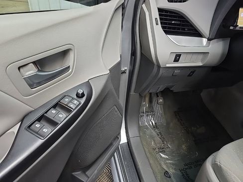 Used 2017 Toyota Sienna LE image 27