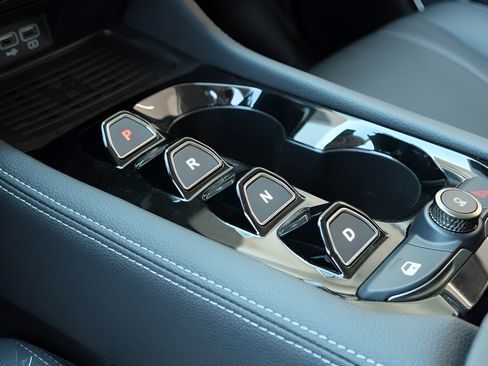 New 2025 VinFast VF 8 Eco AWD/4WD image 16