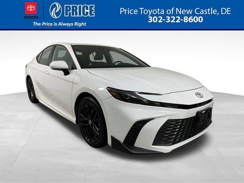 Used 2025 Toyota Camry SE FWD image 1