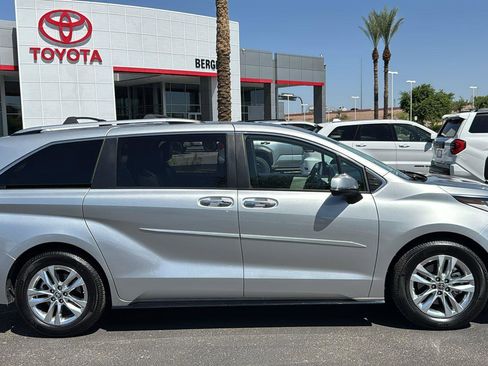 Used 2022 Toyota Sienna Limited FWD image 10