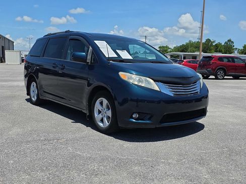 Used 2012 Toyota Sienna LE FWD image 2