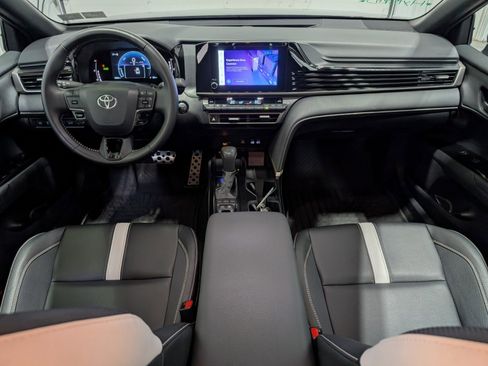 Used 2025 Toyota Camry SE image 11